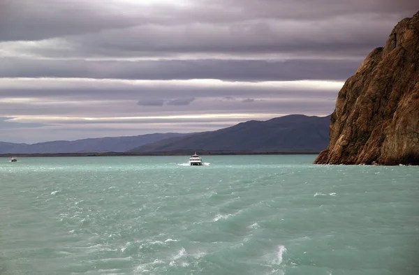 Bateau touristique dans le lac Argentino, Argentine — Photo