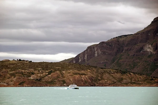 Toeristische boot in de Argentino Lake, Argentinië — Stockfoto