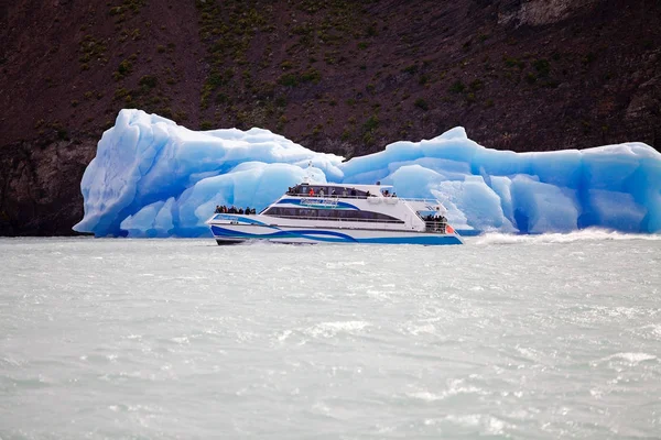 Barco turístico y iceberg en el Lago Argentino, Argentina — Foto de Stock