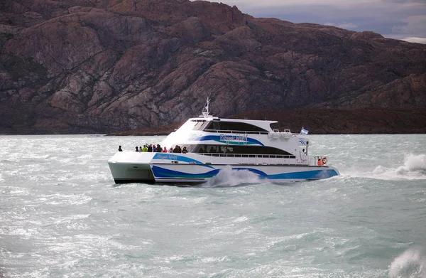 Toeristische boot in de Argentino Lake, Argentinië — Stockfoto