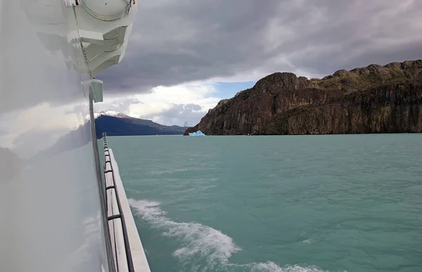 Toeristische boot in de Argentino Lake, Argentinië — Stockfoto