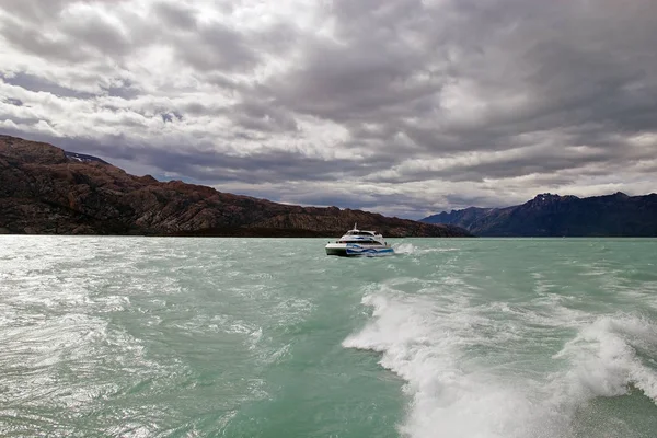 Touristenboot auf dem argentinischen See — Stockfoto