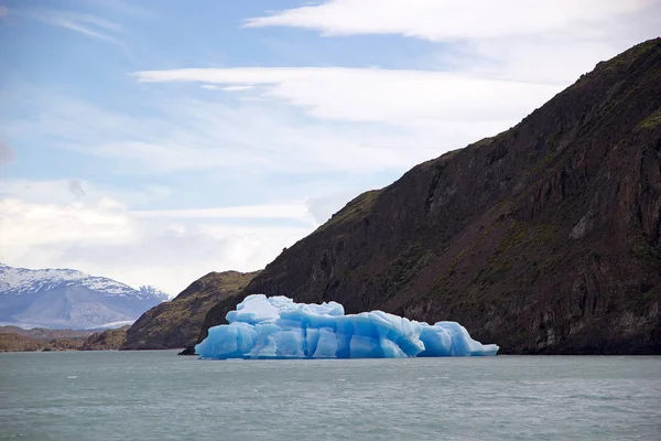 Айсберг в Аргентинском озере — стоковое фото