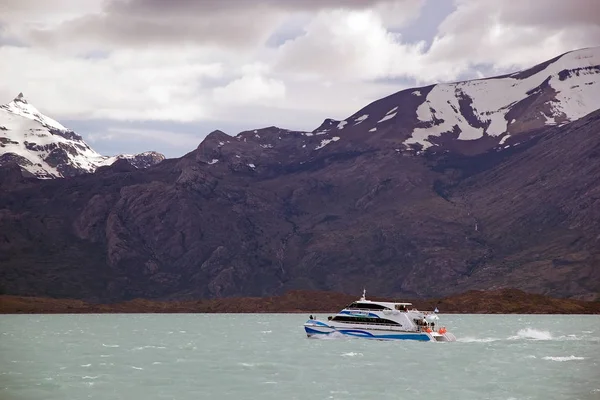 Toeristische boot in de Argentino Lake, Argentinië — Stockfoto