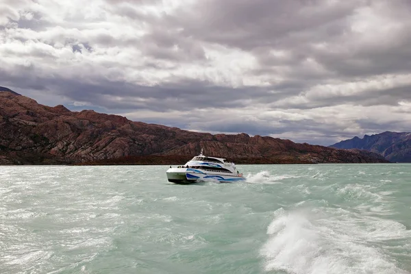 Τουριστικό σκάφος στη λίμνη Argentino, Αργεντινής — Φωτογραφία Αρχείου