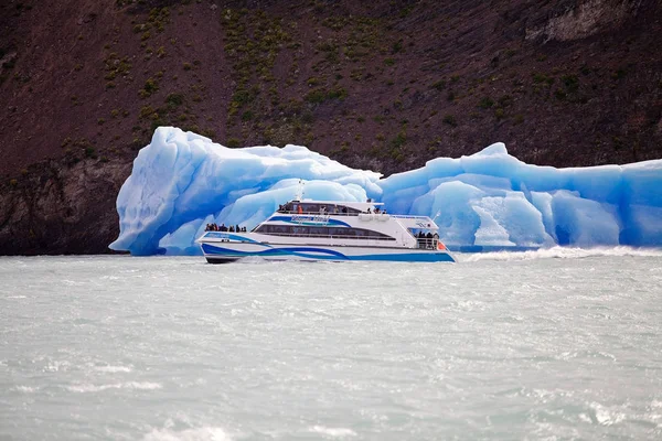 Turist båt i sjön Argentino, Argentina — Stockfoto