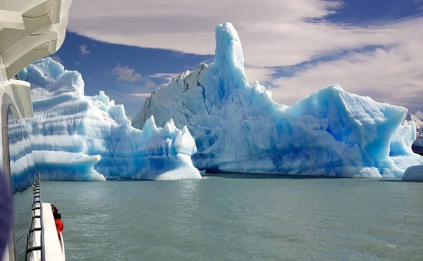 Góry lodowe z lodowiec Upsala w jeziorze Argentino, Argentyna — Zdjęcie stockowe