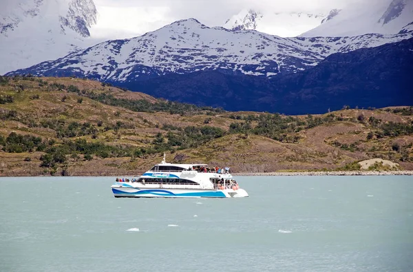 Τουριστικό σκάφος στη λίμνη Argentino, Αργεντινής — Φωτογραφία Αρχείου