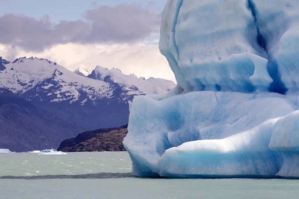 アルゼンチン、アルヘンティーノ湖のウプサラ氷河から氷山 — ストック写真