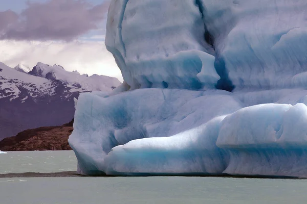 アルゼンチン、アルヘンティーノ湖のウプサラ氷河から氷山 — ストック写真