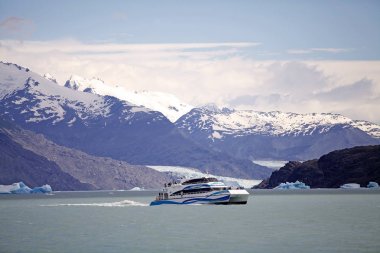 Turist tekne ve buzdağları Argentino Gölü, Arjantin