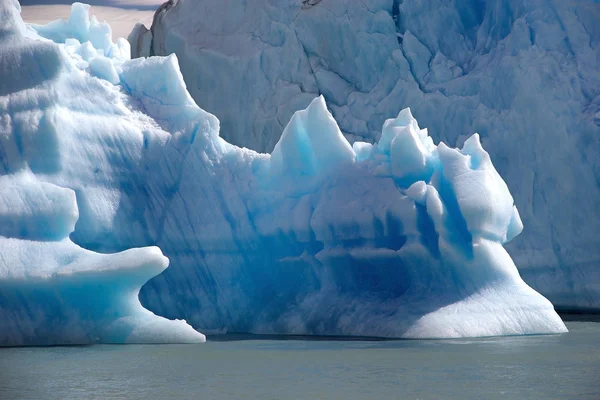 アルゼンチン、アルヘンティーノ湖のウプサラ氷河から氷山 — ストック写真