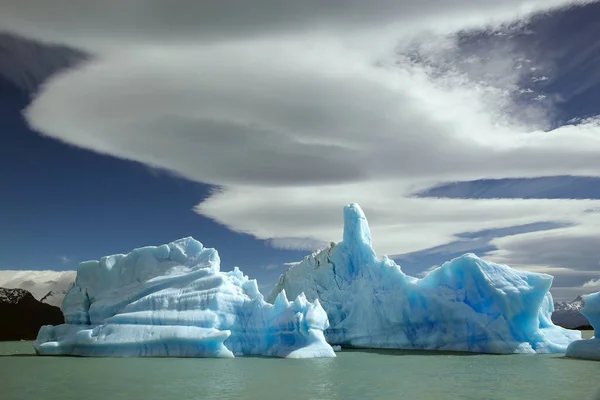 Айсберги с ледника Упсала в Аргентинском озере, Аргентина — стоковое фото