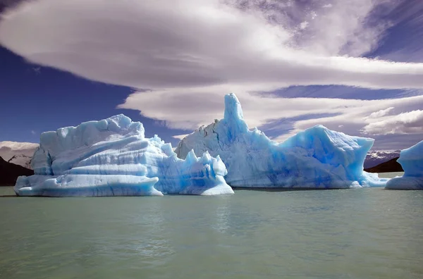 アルゼンチン、アルヘンティーノ湖のウプサラ氷河から氷山 — ストック写真