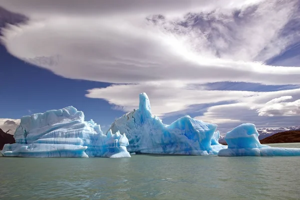 Ijsbergen van Upsala gletsjer in het Argentino Lake, Argentinië — Stockfoto