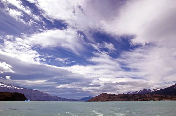 Increíble cielo en el Lago Argentino, Argentina — Foto de Stock