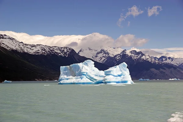 Isberg i Argentino Lake, Argentina — Stockfoto