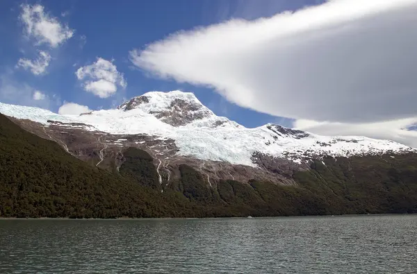 Glacier view från Argentino Lake, Argentina — Stockfoto