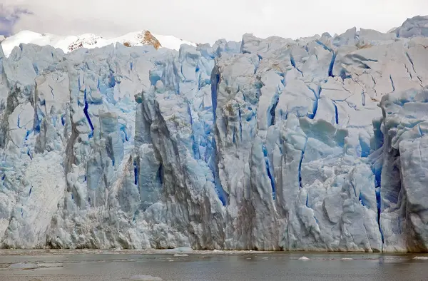 Zicht op de Spegazzini gletsjer vanaf het Argentijnse meer, Argentinië — Stockfoto