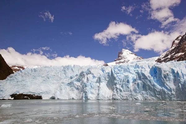 アルゼンチンのアルゼンチン湖からのSpegazzini氷河の眺め — ストック写真