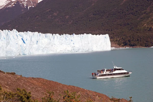 Turist båt i sjön Argentino, Argentina — Stockfoto