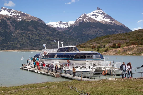 Idegenforgalmi csónakot-a Brazo Rico az Argentino-tó a Los Glaciares Nemzeti Park, Patagonia, Argentína — Stock Fotó