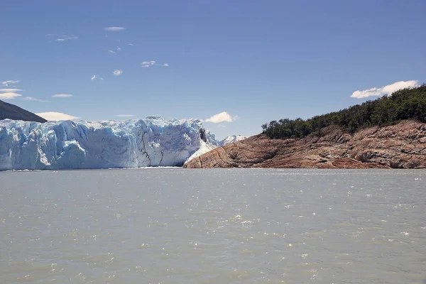 Perito Moreno gletscher uitzicht vanaf Brazo Rico in het Argentino meer in Patagonië, Argentinië — Stockfoto