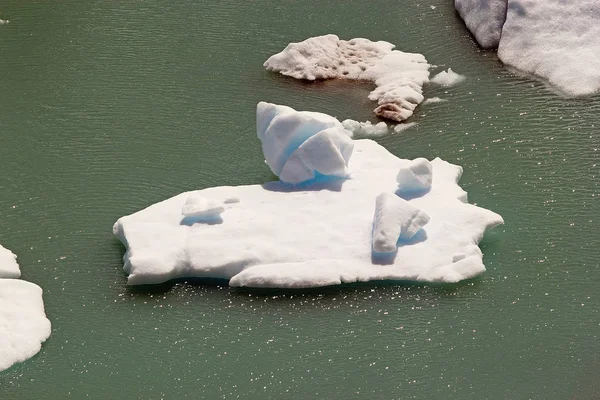 Stukken ijs samengevouwen zoals de Perito Moreno gletsjer in het Los Glaciares National Park, Patagonië, Argentinië voorschotten — Stockfoto