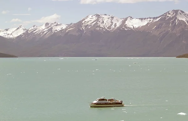 Toeristische boot in de Canales de Los Tempanos in Argentino meer op het Los Glaciares National Park, Patagonië, Argentinië — Stockfoto