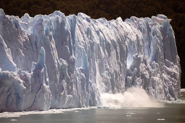 Pedaço de gelo colapsa à medida que o Glaciar Perito Moreno avança no Parque Nacional Los Glaciares, Patagônia, Argentina — Fotografia de Stock