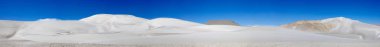 Arjantin, Puna de Atacama 'daki Caraci Pampa volkanının lav tarlasında beyaz kum tepesi.
