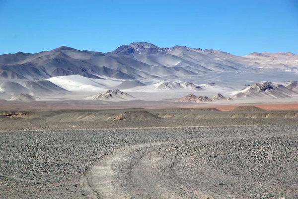 Weg zur weißen Düne am Lavafeld des Vulkans caraci pampa an der Puna de atacama, Argentinien — Stockfoto