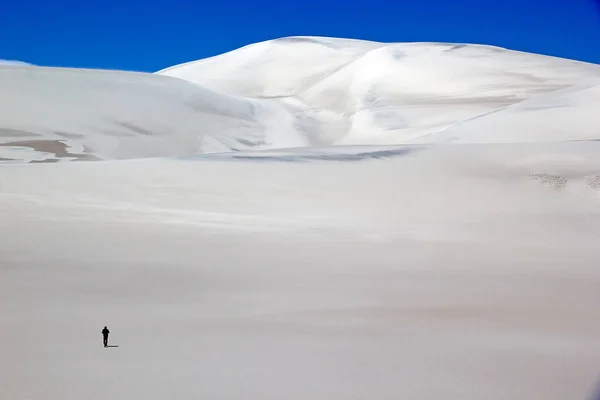 Fehér dűne a Caraci Pampa vulkán lávamezején az argentin Puna de Atacamában — Stock Fotó