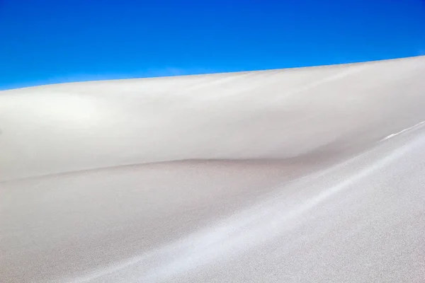 Duna bianca nel campo lavico del vulcano Caraci Pampa alla Puna de Atacama, Argentina — Foto Stock