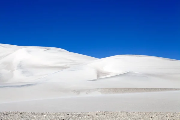 Fehér dűne a Caraci Pampa vulkán lávamezején az argentin Puna de Atacamában — Stock Fotó