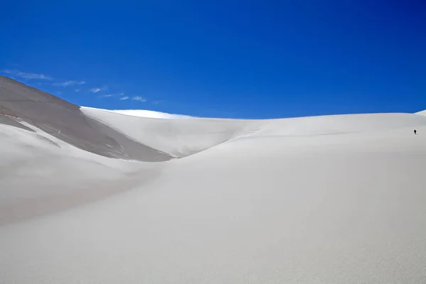 Bílá duna na lávovém poli sopky Caraci Pampa na Puna de Atacama, Argentina — Stock fotografie