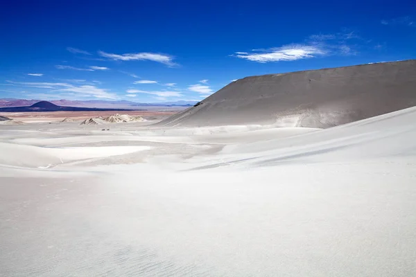 Duna blanca en el campo de lava del volcán Caraci Pampa en la Puna de Atacama, Argentina — Foto de Stock