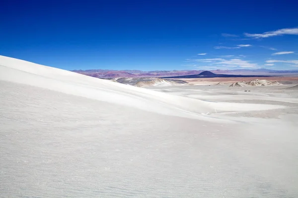 Volcán Caraci Pampa y duna blanca en la Puna de Atacama, Argentina — Foto de Stock