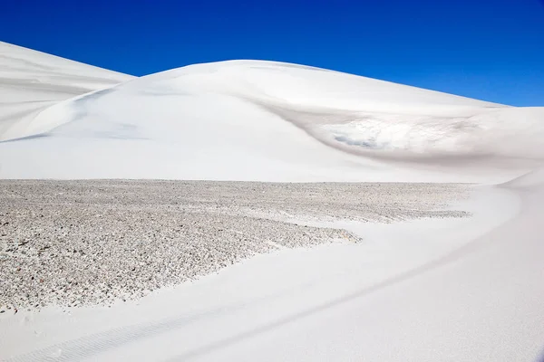 Dună albă pe câmpul de lavă al vulcanului Caraci Pampa la Puna de Atacama, Argentina — Fotografie, imagine de stoc