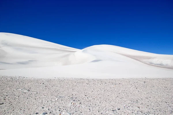 Arjantin, Puna de Atacama 'daki Caraci Pampa volkanının lav tarlasında beyaz kum tepesi. — Stok fotoğraf