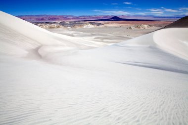 Arjantin, Puna de Atacama 'daki Caraci Pampa volkanının lav tarlasında beyaz kum tepesi.