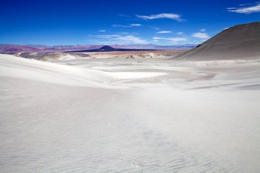 Arjantin, Puna de Atacama 'daki Caraci Pampa volkanının lav tarlasında beyaz kum tepesi.