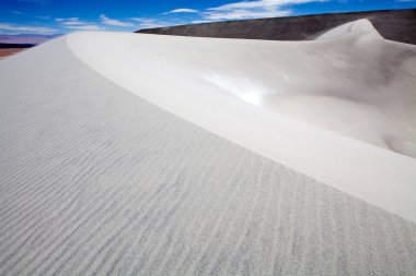 Arjantin, Puna de Atacama 'daki Caraci Pampa volkanının lav tarlasında beyaz kum tepesi.