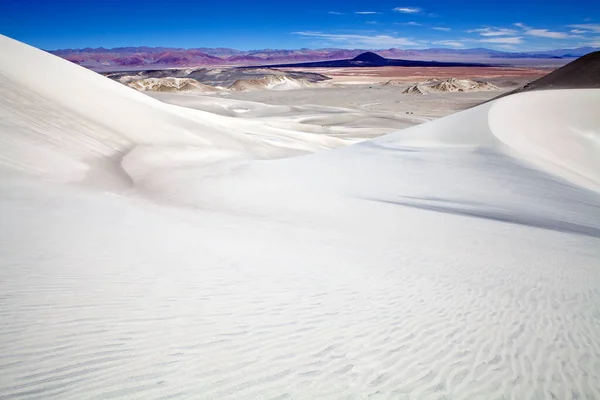 Witte duin op het lavaveld van de vulkaan Caraci Pampa bij de Puna de Atacama, Argentinië — Stockfoto