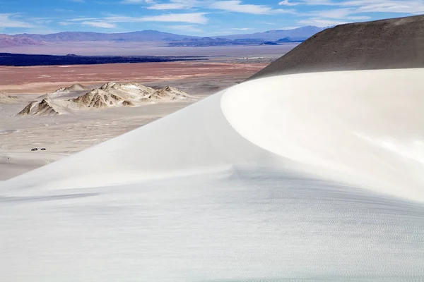 Duna blanca en el campo de lava del volcán Caraci Pampa en la Puna de Atacama, Argentina — Foto de Stock