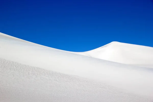 Duna branca no campo de lava do vulcão Caraci Pampa no Puna de Atacama, Argentina — Fotografia de Stock