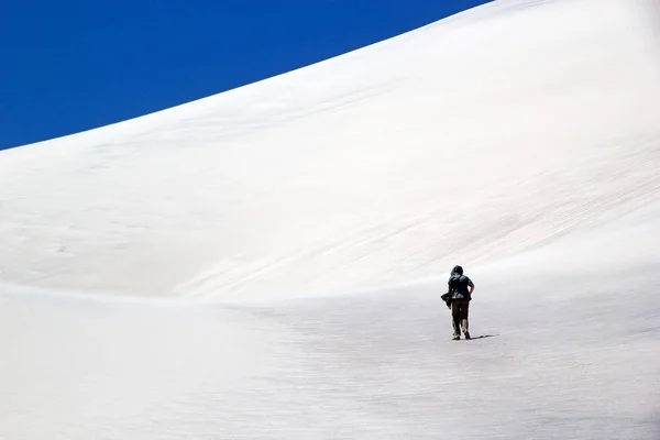 Duna branca no campo de lava do vulcão Caraci Pampa no Puna de Atacama, Argentina — Fotografia de Stock