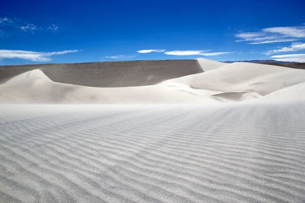 Vit sanddyn vid lavafältet i vulkanen Caraci Pampa vid Puna de Atacama, Argentina — Stockfoto