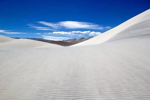 Bílá duna na lávovém poli sopky Caraci Pampa na Puna de Atacama, Argentina — Stock fotografie