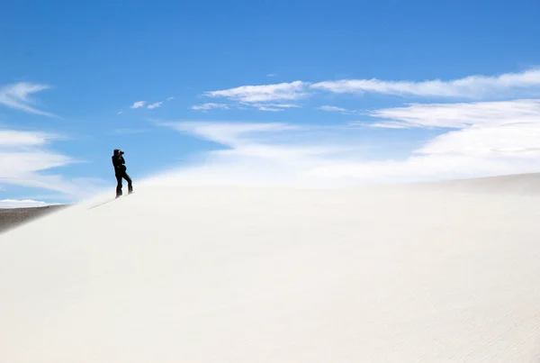 Arjantin, Puna de Atacama 'daki Caraci Pampa volkanının lav tarlasında beyaz kum tepesi. — Stok fotoğraf